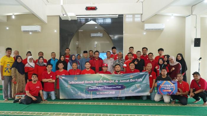 Karyawan Telkomsel Resik-Resik Masjid dan Jumat Berkah di Masjid Al Amin, Sidosermo