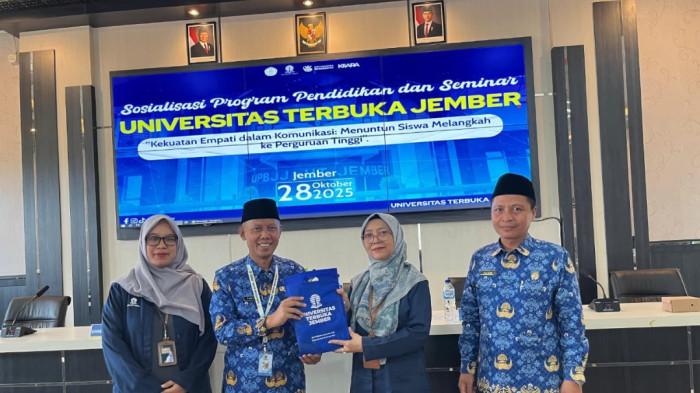 Seluruh pemateri ternasuk Direktur UT Jember, Dra Barokah Widuroyekti, M.Pd berfoto bersama.