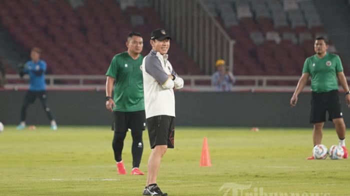 SHIN TAE-YONG - Shin Tae-yong mengawasi latihan pemain Timnas Indonesia di Stadion Utama Gelora Bung Karno (SUGBK) Jakarta, Rabu (11/10/2023). Latihan tersebut menjelang melawan Brunei Darussalam pada pertandingan leg pertama Kualifikasi Piala Dunia 2026 di SUGBK Kamis 12 Oktober 2023. TRIBUNNEWS/HERUDIN