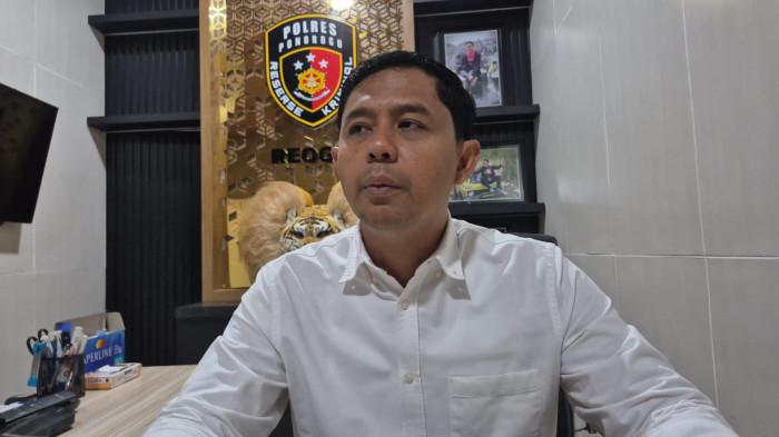 CEK BERAS - Kasatreskrim Polres Ponorogo, AKP Imam Mujali di Mapolres Ponorogo, Jalan Bhayangkara, Kelurahan Banyudono, Kecamatan/Kabupaten Ponorogo, Jatim , Kamis (30/10/2025) saat menjelaskan pengecekan mutu dan harga beras di pasaran. Pengecekan bahan pokok masyarakat ini, dipimpin langsung oleh Satreskrim Polres Ponorogo. Pun terlihat hadir Bulog Ponorogo, Dinas Perdagangan, Koperasi dan UMKM (Disperdagkum), lalu ada Dinas Pertanian, Perikanan dan Ketahanan Pangan (Dipertahankan).