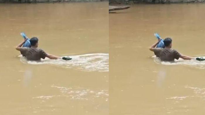 SEBERANGI SUNGAI - Ahad Nasution, penghulu asal Jorong Batang, Kabupaten Pasaman, Sumatera Barat rela berenang menyeberangi sungai untuk menikahkan sepasang calon pengantin.