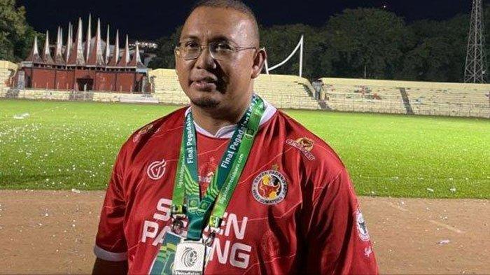 SINDIRAN ANDRE ROSIADE - Andre Rosiade, usai pertandingan kontra PSBS Biak pada final leg kedua Liga 2 2023/24, di Stadion Haji Agus Salim, Padang, Sumatra Barat, Sabtu (9/3/2024). Mertua Arhan Pratama tersebut kini ucap sindiran terhadap pemain yang pura-pura cedera setelah Timnas Indonesia menang dari Bahrain pada Selasa (25/3/2025).