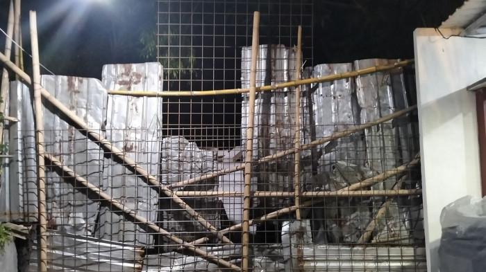 DIBLOKIR AKSES WARGA - Jalan Sinar Mas VII RT 12 RW 1 Kelurahan Kedungmundu, Kecamatan Tembalang, Kota Semarang, Jawa Tengah, kembali ditutup, Selasa (7/10/2025). Setelah sempat dibuka, kini pemerintah Kota Semarang diminta untuk serius menanggapi persoalan Ari.