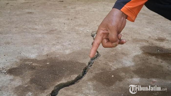 BPBD Kabupaten Madiun, mengecek kondisi ruang tamu rumah warga yang retak