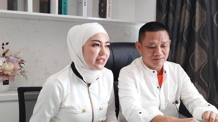 BELA ISTRI - Daniel Rigan, suami anggota DPRD Kabupaten Buru, Maluku Bella Shofie meminta maaf atas sikap istri yang tidak disiplin dalam bekerja sebagai anggota dewan. Namun Rigan juga membeli istri bahwa tudingan bolos ngantor menurutnya berlebihan, Rabu (6/8/2025).