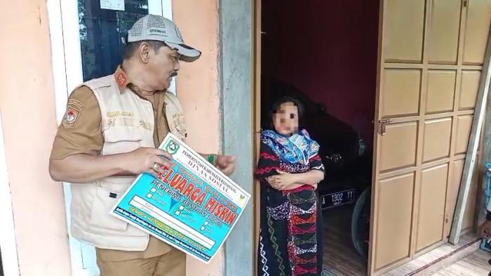 STIKER WARGA MISKIN - Penerima bansos di Kepahiang, Provinsi Bengkulu yang mengundurkan diri, Senin (20/10/2025). Penerima manfaat ini mengundurkan diri saat akan ditempel stiker Keluarga Miskin di depan rumahnya.