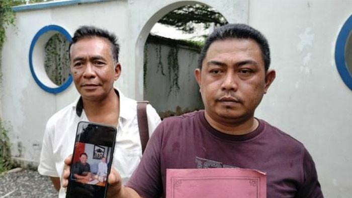 AKPOL - Dwi Purwanto warga Pekalongan menunjukan foto Alex (mengenakan pakaian berwarna putih) dan Agung (baju hitam), dua pelaku penipuan rekrutmen taruna Akpol, Rabu (22/10/2025). Dwi juga membawa map berwarna merah muda berisikan kronologi kejadian tersebut.