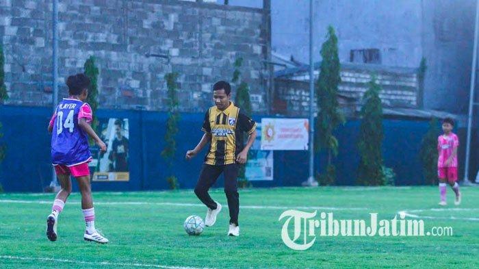 EVAN DIMAS - Aksi Evan Dimas saat memimpin coaching clinic bersama Grefoo Academy di Lapangan Mini Soccer Yosowilangun, Manyar, Gresik, Jawa Timur, Senin (29/9/2025). Gresik United berniat mendatangkan mantan kapten Timnas Indonesia, Evan Dimas.