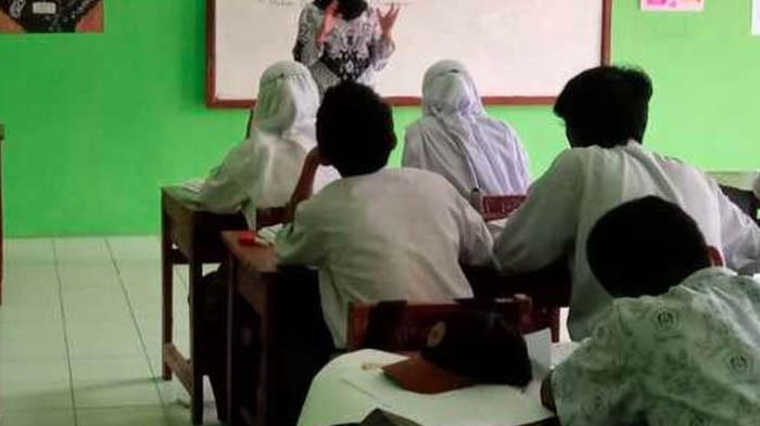 GURU DIKELUARKAN - Foto ilustrasi terkait berita salah satu guru honorer di Sekolah Menengah Kejuruan (SMK) swasta di Kabupaten Lombok Timur, Nusa Tenggara Barat (NTB) dikeluarkan dari data pendidik (Dapodik) secara sepihak Kepala Sekolah (Kepsek) berinisial NT. Itu karena si guru menolak dinikahi sang kepsek yang sudah beristri.
