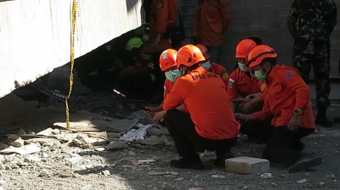 EVAKUASI - Haikal, korban robohnya gedung di kompleks Ponpes Al Khoziny Sidoarjo berhasil dievakuasi, Rabu (1/10/2025) siang.