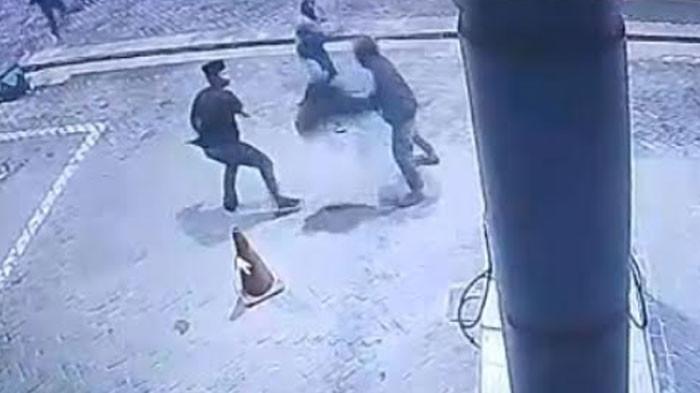 PEMBACOKAN PEGAWAI SPBU: Hasil rekaman CCTV, detik-detik petugas SPBU 5469206, Jalan Raya Kecamatan Camplong, Kabupaten Sampang, Madura dibacok oleh tiga orang, Senin (20/10/2025) dini hari.