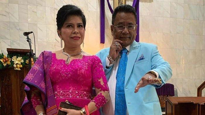 JATAH BULANAN - Foto arsip pengacara kondang Hotman Paris bersama istrinya, Agustianne Marbun. Pengacara yang dijuluki Rp30 M tersebut mengaku memberikan uang ke istri nyaris Rp1 triliun.