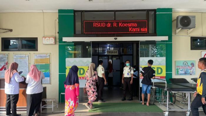 DIPERBOLEHKAN PULANG - Petugas saat membawa siswi SMKN 1 Palang yang diduga keracunan makanan MBG ke IGD RSUD dr. R. Koesma Tuban, Jawa Timur.
