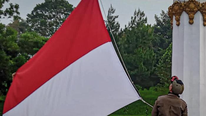AKSI ROBEK BENDERA - Foto ilustrasi bendera Merah Putih. Tengah viral video yang memperlihatkan sejumlah siswa berpakaian pramuka merobek bendera Merah Putih menggunakan pisau cutter. Dalam video tersebut terlihat Kepala Madrasah Aliyah Negeri (MAN) 1 Padang berada di lokasi saat kejadian.