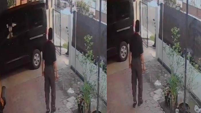 RIBUT DENGAN TETANGGA - Tangkapan layar rekaman CCTV seorang pria yang membawa celurit diketahui bernama Adum Dasuki memasuki pekarangan rumah yang disewa oleh Joshua Travin sambil membawa celurit. Joshua pun pindah rumah setelah asap produksi kue kacangnya dianggap mengganggu.