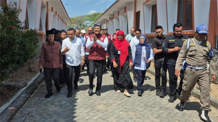 SISWA DAN GURU MUNDUR - Menteri Sosial (Mensos) Syaifullah Yusuf melakukan tinjauan di Sekolah Rakyat Terintegrasi 5 Kabupaten Ponorogo, di lokasi Sekolah Rakyat Ponorogo yang menempati Gedung Sentra Industri Kecil Menengah (IKM) di Jalan Trunojoyo, Kelurahan Tambakbayan, Kecamatan/Kabupaten Ponorogo, Jatim, Senin (4/8/2025). Sejumlah siswa Sekolah Rakyat Ponorogo diketahui mundur. Data dihimpun dari pihak Sekolah Rakyat Terintegrasi 5 Kabupaten Ponorogo, siswa awalnya ada 125 orang. Namun seiring waktu, tinggal 119 siswa yang mengikuti kegiatan belajar dan mengajar (KBM) di Sekolah Rakyat Terintegrasi 5 Kabupaten Ponorogo.