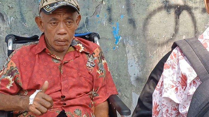 DIKIRA NGEMIS - Pesulap Pak Tarno saat berjualan di SDN Semper Barat 01, Cilincing, Jakarta Utara, Jumat (25/10/2024). Baru-baru ini, Pak Tarno dituding ngemis di Kota Tua padahal dirinya hanya piknik bersama istri.