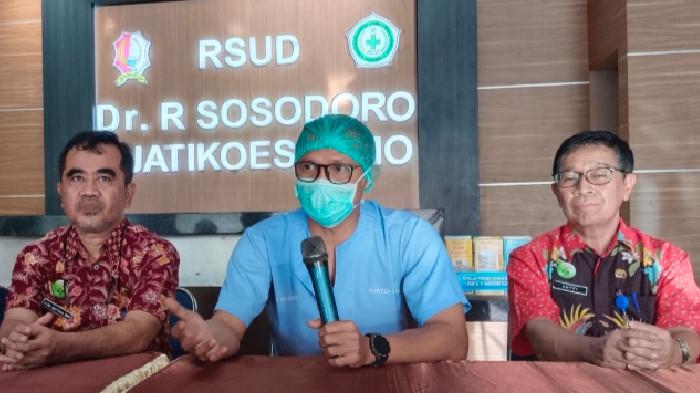 KESEHATAN - Konferensi pers manajemen RSUD Bojonegoro terkait kondisi pasien berinisial DP (24), warga Desa Wangluwetan, Kecamatan Senori, Kabupaten Tuban, mengalami luka bakar serius di kaki kiri saat menjalani tindakan medis berupa operasi tulang belakang.