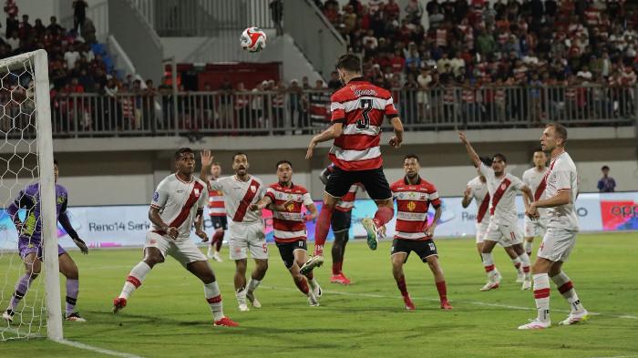 DUEL SENGIT: Pemain Madura United, Pedro Monteiro melepaskan heading mengarah ke gawang Persis Solo di Stadion Gelora Madura Ratu Pamelingan, Pamekasan, Sabtu (9/8/2025) malam. Laga berakhir 1-2 untuk Persis Solo.