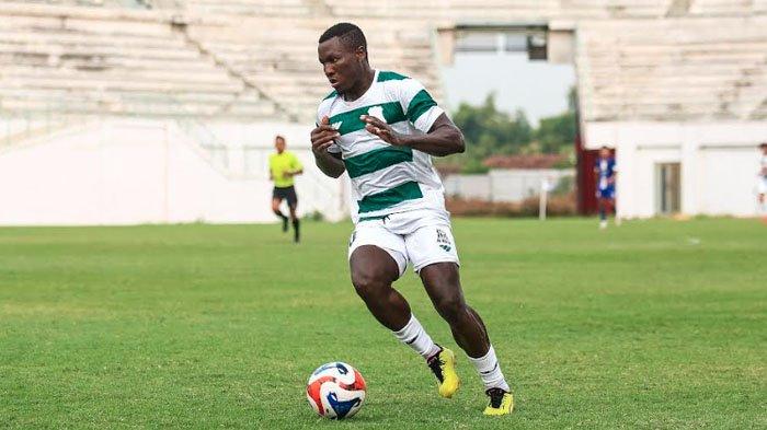 UJI TANDING - Pemain Deltras FC, Neville Mbanwei Tengeg saat menjalani sesi uji tanding Deltras FC menghadapi Persik Kediri di Stadion Gelora Daha Jayati, Kediri. Neville Mbanwei Tengeg mengaku senang bisa memperkuat Deltras FC, Rabu (13/8/2025).