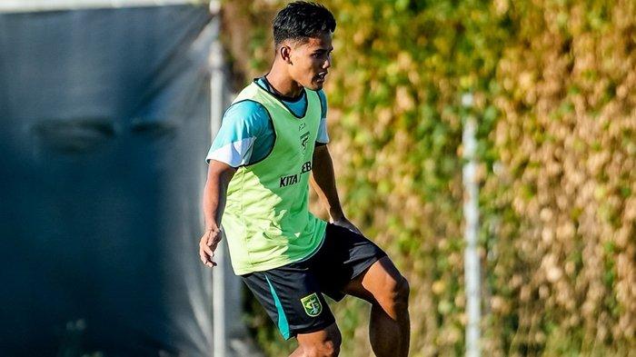 LATIHAN - Pemain Persebaya Surabaya, Toni Firmansyah saat menjalani sesi latihan tim di Lapangan ABC Kompleks Stadion GBT Surabaya. Toni Firmansyah yang bisa bermain di banyak posisi mendapat pujian Pelatih Persebaya Surabaya, Eduardo Perez, Senin (4/8/2025).