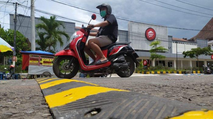 Pemasangan speedbump atau polisi tidur di Jalan Alun-alun Timur. Hal tersebut dilakukan sebagai antisipasi karena kawasan ini kerab digunakan untuk balap liar