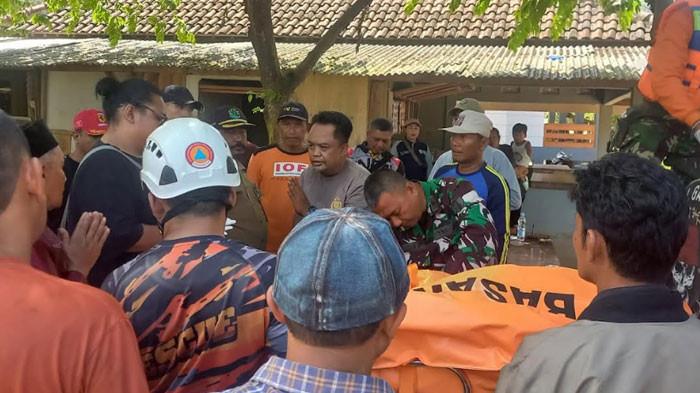 EVAKUASI: Petugas gabungan mengevakuasi satu wisatawan asal Surabaya yang tenggelam di Pantai Modangan, Kecamatan Donomulyo, Kabupaten Malang. Korban ditemukan di di Pantai Gurah, Desa Tugurejo, Kecamatan Wates, Kabupaten Blitar, Senin (13/10/2025).