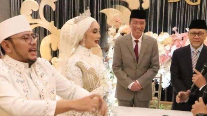 TEPUK SAKINAH - Presiden ke-7 Jokowi tertawa saat Wali Kota Tegal Dedy Yon Supriyono dengan Gadis Sephi Febriana melakukan “tepuk sakinah” usai akad nikah di Grand Mercure Hotel, Solo Baru, Sukoharjo, Jumat (10/10/2025) sekitar pukul 10.00 WIB.