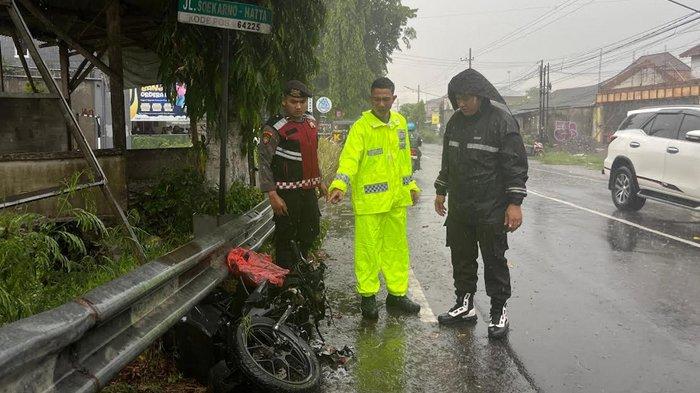 RINGSEK - Petugas Satlantas Polres Kediri saat olah TKP kecelakaan beruntun yang melibatkan satu mobil dan lima sepeda motor di wilayah Kecamatan Pare, Kabupaten Kediri, Jawa Timur, Minggu (26/10/2025). Beberapa pengendara mengalami luka ringan dan satu balita harus mendapatkan perawatan medis.