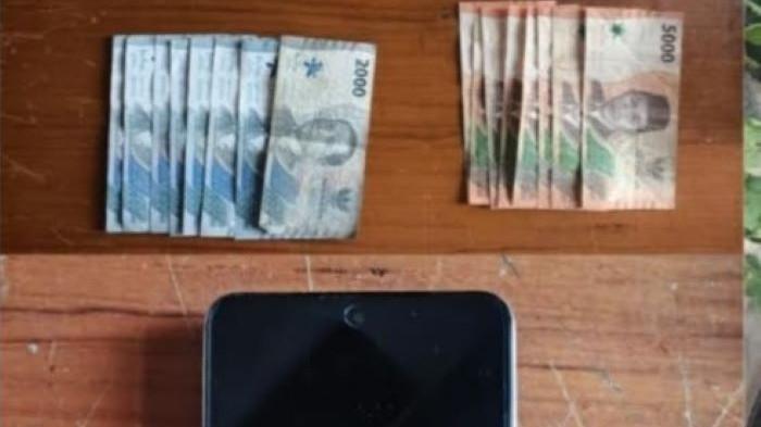 DISITA - Sejumlah barang bukti judol yang disita polisi Situbondo.