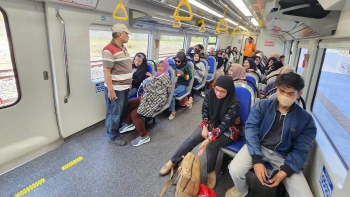 DIPADATI PENUMPANG - Suasana dalam gerbong KA Makassar–Parepare yang dipadati penumpang. Antusiasme masyarakat terhadap moda transportasi berbasis rel terus meningkat seiring dengan peningkatan pelayanan dan konektivitas antarwilayah di Sulawesi Selatan.