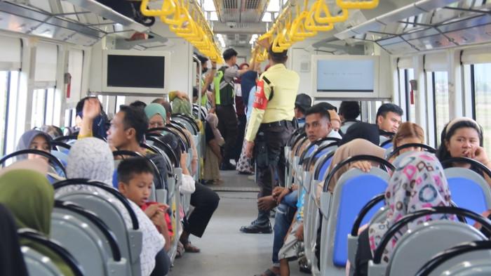 PENUMPANG DALAM KERETA - Suasana di dalam KA Makassar–Parepare yang dipenuhi penumpang dari berbagai kalangan. Tingkat okupansi tinggi mencerminkan tingginya kepercayaan masyarakat terhadap moda transportasi berbasis rel ini.