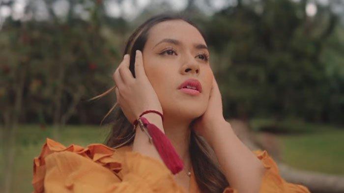 Tangkapan layar video klip Tak Berharap Lagi - Raisa. Lagu romantis galau viral di TikTok.