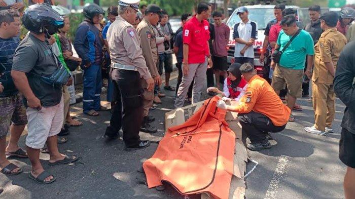 KECELAKAAN - Terjadi kecelakaan maut di Surabaya, Jawa Timur, Senin (29/9/2025). Pemotor Honda Vario tewas terlindas truk seusai tubuhnya terpelanting karena menabrak becak di ruas Jalan Demak yang terhubung dengan depan ruas Jalan Rembang Selatan, Krembangan, Surabaya.