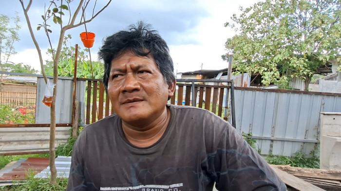 CALON TETANGGA JOKOWI - Agus Purwanto alias Agus Las (49)warga Kelurahan Gajahan, Colomadu, Jateng saat diwawancarai, Rabu (22/10/2025). Agus merupakan salah satu tetangga terdekat rumah pensiun Jokowi.