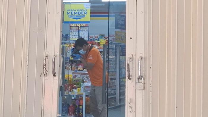 OLAH TKP - Tim Inafis Polres Magetan melaksanakan Olah TKP minimarket Indomaret di Jalan Raya Maospati - Ngawi, Desa Kleco, Kecamatan Maospati, Kabupaten Magetan. Aksi tersebut menyasar korban saat menjalankan aktivitasnya selama 24 jam, pada Kamis dini hari (4/9/2025). Kerugian aksi tersebut ditaksir mencapai belasan juta rupiah