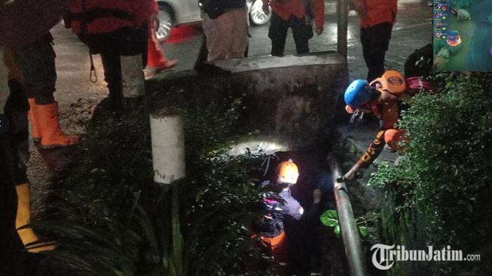 PENCARIAN - Tim relawan gabungan SAR Malang Raya saat melakukan pencarian di saluran selokan yang berada tak jauh dari lokasi kejadian, Kamis (30/10/2025). Hingga berita ini diturunkan, korban masih belum ditemukan dan masih dalam pencarian.