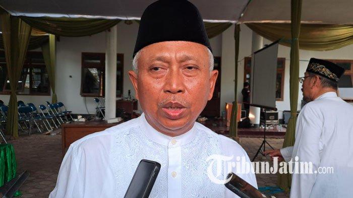 BENDERA - Wakil Ketua DPRD Tuban, M Miyadi, saat diwawancarai oleh wartawan terkait viralnya pengibaran bendera One Piece, Senin (4/8/2025). Menurut Miyadi, persoalan ini sejatinya hanya masalah kecil yang kemudian dibesar-besarkan.