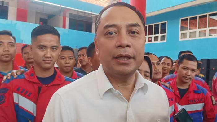 BERI PENJELASAN - Wali Kota Surabaya Eri Cahyadi saat memberikan penjelasan, Rabu (15/10/2025). Wali Kota memastikan bahwa seluruh ponpes di Surabaya telah mengantongi Izin Mendirikan Bangunan (IMB) atau yang kini bernama Persetujuan Bangunan Gedung (PBG).
