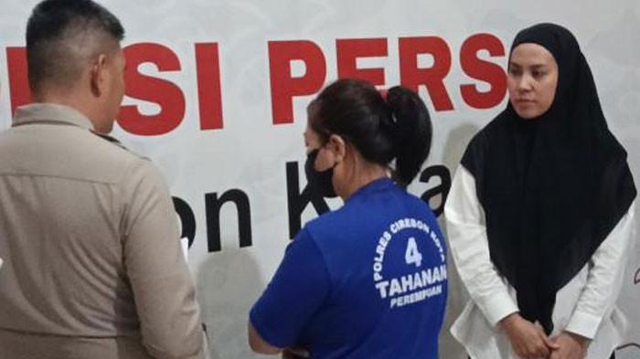 ARISAN ONLINE - Polres Cirebon Kota mengungkap kasus penipuan dan penggelapan berkedok arisan online tersebut, dengan menetapkan seorang perempuan berinisial TA (27) sebagai tersangka. Kerugian total mencapai Rp800 juta.
