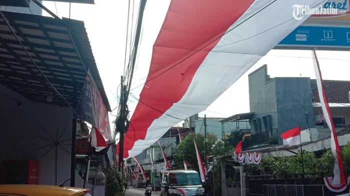 BENDERA RAKSASA - Bendera merah putih sepanjang 100 meter dan lebar 3 meter terbentang di Jalan Ikan Piranha Atas RT 7 RW 2 Kelurahan Tunjungsekar Kecamatan Lowokwaru Kota Malang, Selasa (5/8/2025). Bendera itu dipasang oleh warga sebagai bentuk memeriahkan HUT Ke-80 Kemerdekaan Republik Indonesia (RI).