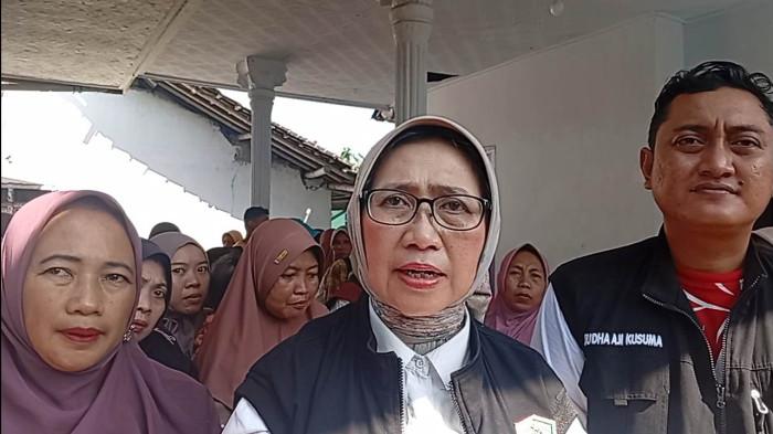 SANTRI MINUM HCL - Bupati Lumajang, Indah Amperawati Masdar ketika dikonfirmasi. Ia menginstruksikan jajaran untuk membantu perawatan kesehatan dari Dewangga Eza Naufal, santri Pondok Pesantren Asy Syarifi Pandanwangi Tempeh, Lumajang.
