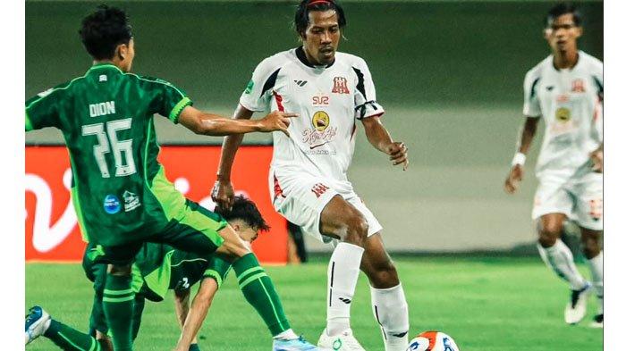 LAGA - Pemain Deltras FC (kaus putih menguasai bola), diadang pemain PSS Sleman di Stadion Maguwoharjo Sleman, pada lanjutan Grup B Championship 2025/2026, Senin (29/9/2025) malam. Laga berakhir 1-0 untuk kemenangan PSS Sleman.