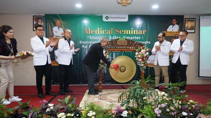 dr. Kristiawan Basuki Rahmat, M.Kes sebagai Direktur Persada Hospital melaunching layanan klaser