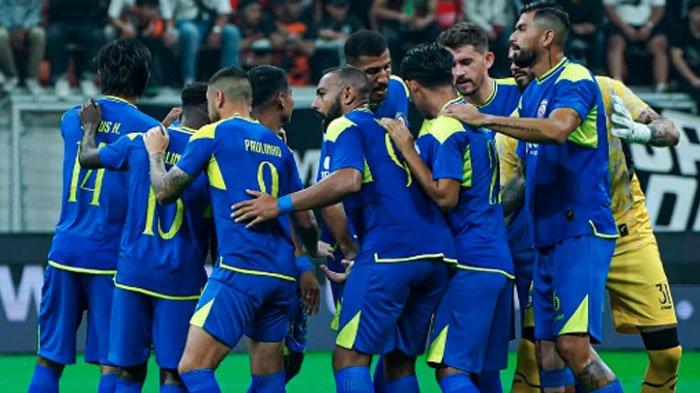 UJI COBA - Tim Arema FC saat berkumpul sebelum berlaga menghadapi Persija Jakarta dalam pertandingan uji coba di Jakarta International Stadium (JIS), Sabtu (26/7/2025). Singo Edan akan menjalani laga uji coba melawan Bali United, jelang kompetisi Super League 2025/2026.