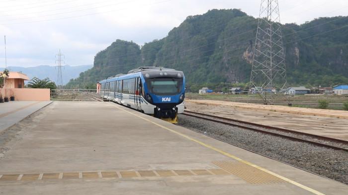 TIBA DI STASIUN - Kereta Api Perintis Makassar–Parepare tiba di salah satu stasiun di Sulawesi Selatan dengan latar pegunungan yang asri. KAI Daop 8 Surabaya mencatat ketepatan waktu keberangkatan mencapai 97 persen selama Semester I 2025.