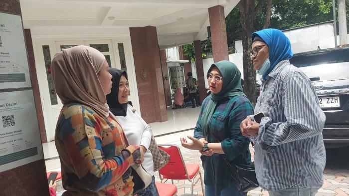 SALING SAMBAT - Ibu-ibu korban investasi bodong diskusi melaporkan kasus penipuan oleh warga di Surabaya. Investasinya mulai dari alkes hingga paket perjalanan haji.