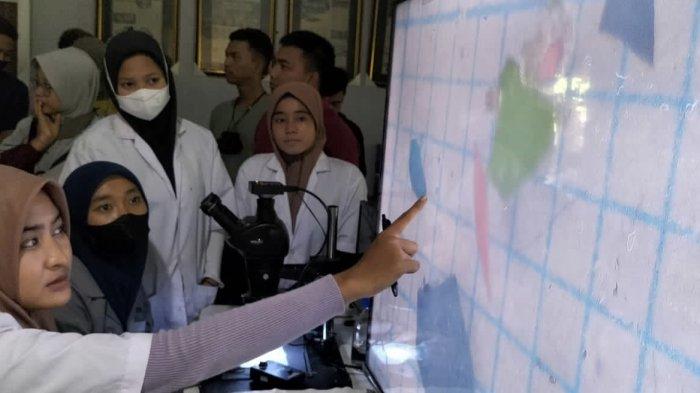 MIKROPLASTIK - Tim peneliti di Lembaga Ecoton menyaksikan layar  monitor yang menunjukkan adanya mikroplastik, Senin (22/11/2021).
