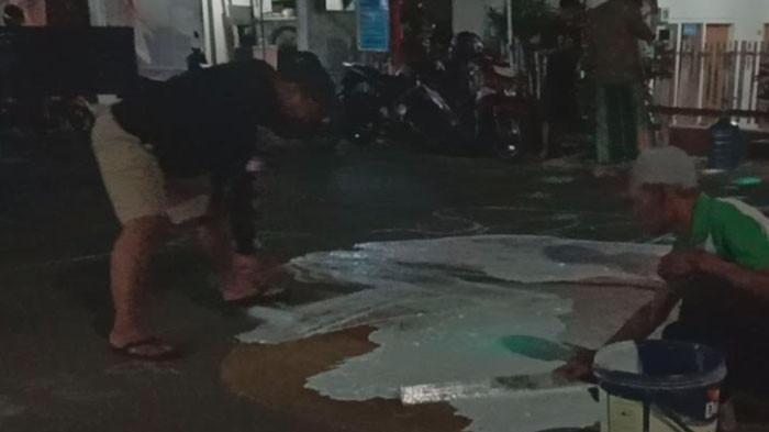 MURAL MIRIP SIMBOL ONE PIECE - Warga saat menghapus mural mirip simbol One Piece di Jalan Lahor RT 4 RW 4 Kelurahan Bunulrejo Kecamatan Blimbing Kota Malang pada Selasa (5/8/2025) malam. Diketahui, mural tersebut dibuat hanya sekedar iseng dan bukan menyinggung pihak tertentu.