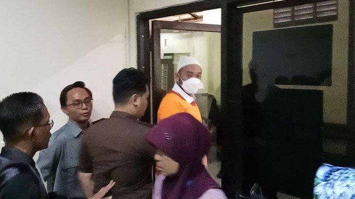 SIDANG KEMATIAN GAMMA - Aipda Robig Zaenudin melototi nenek Gamma yang mengenakan pakaian warna ungu saat berjalan ke luar ruang sidang di Pengadilan Negeri Semarang, Jawa Tengah, Selasa (8/4/2025). Nenek Gamma masih belum terima kematian cucunya.